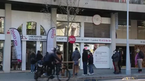 People queue up to get PCR tests in Barcelona, Barcelona, ES - 15 Jan 2022 Video stock 204092705