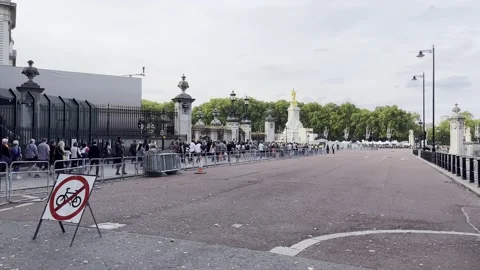 PEOPLE QUEUE FOR HOURS AT BUCKINGHAM PALACE AFTER DEATH OF QUEEN ELIZABETH II Stock Footage 209158538