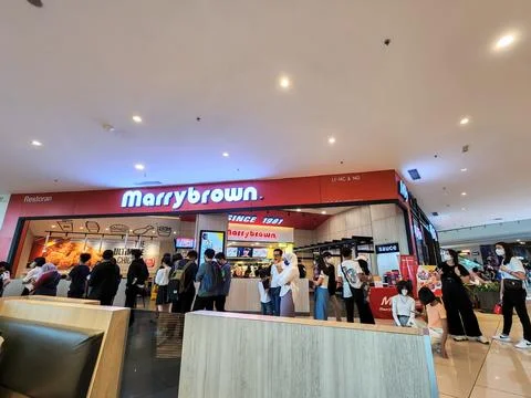  People queue  inside the IOI Mall to buy Marrybrown fast food at the restaurant Stock Photos
