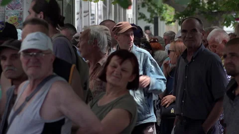 People queue up as they wait for food aid parcels at a World Central Stockbeeldmateriaal 204860349