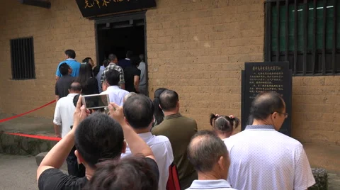 People queue to visit Mao Zedong's home in Shaoshan, central China Stock Footage 60404613