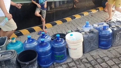 People queue for water in the wake of Typhoon Odette, Philippines Stock-Footage 168371539