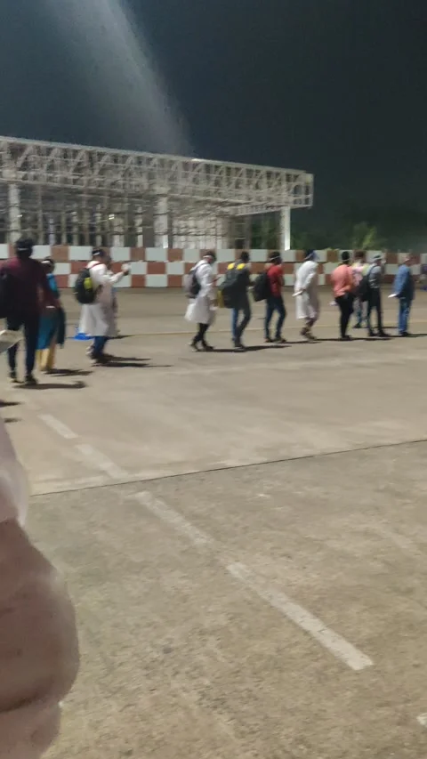 People in a queue wearing face mask waiting to board the flight Vidéo 142489265
