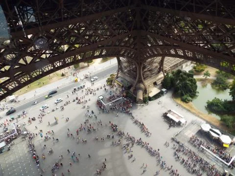 People queueing to go up the Eiffel Tower in Paris Foto stock