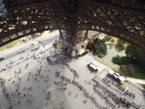 People queueing to go up the Eiffel Tower in Paris Stock-Fotos