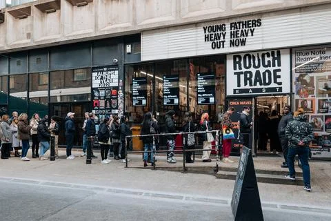 People queueing outside Rough Trade music shop in Brick Lane, East London, UK Fotos de archivo