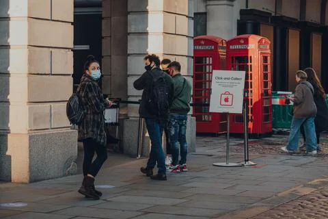 People queueing to pick up orders outside Apple Store in Covent Garden, Londo Stock Photos