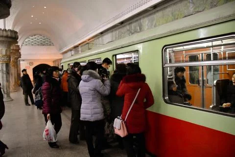 People Queueing on the Pyongyang Metro Stock-Fotos