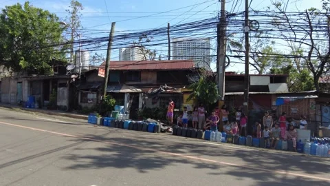 People queueing for water in the wake of Typhoon Odette, Philippines Video stock 168371724