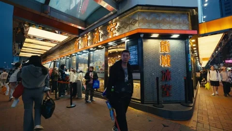 People Queuing in Front of a Cha Chaan Teng Hong Kong-style Cafe Diner in Stockbeeldmateriaal 332640786