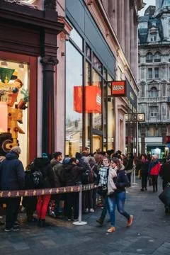 People queuing to get inside LEGO store in Leicester Square, London, UK. Stock-Fotos