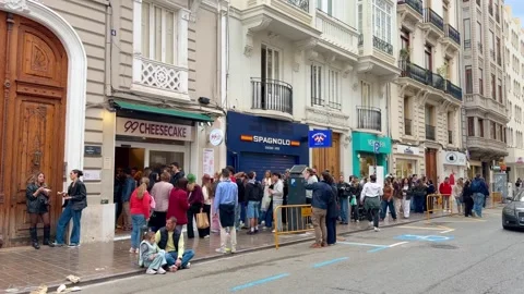 People queuing outside 99 Cheesecake Valencia street scene Stock Footage 332737178