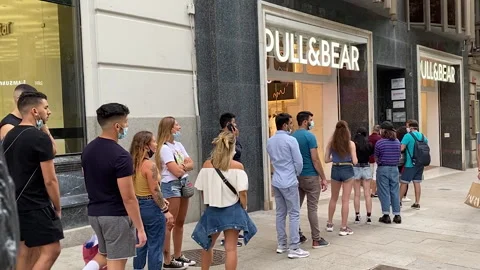 People queuing outside a clothes store in Barcelona respecting security measu Vídeo Stock 131346770