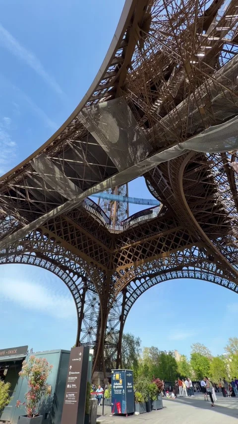 People queuing under Eiffel Tower on sunny day in Paris France Stock-Footage 334107702