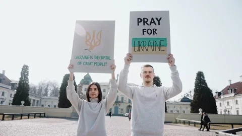People raise posters calling to stop the war in Ukraine Vídeo Stock 171934291