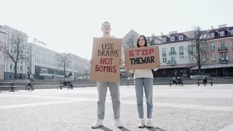 People with raised posters calling to stop the war in Ukraine Vídeo Stock 171932890