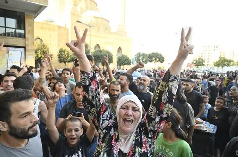 People react after Hezbollah leader Hassan Nasrallah was killed in Israeli strik Foto stock