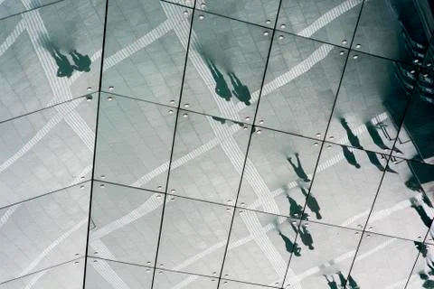 People reflected in ceiling Foto stock