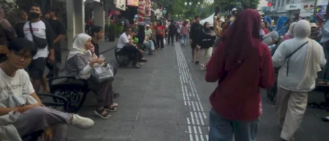 People Relaxing and Exploring a Busy Urban Street Market With Benches 스톡 동영상 343737150