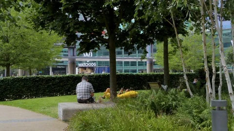 People relaxing 動画素材 77994495