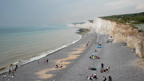 People relaxing in the pebble beach. Birling gap, Seven sisters white cliffs Stock-Fotos