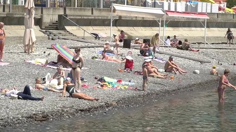People rest on the beach Vidéo 76132206