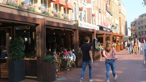 People in restaurants at Markt square, Eindhoven, Netherlands Vidéo 95990963