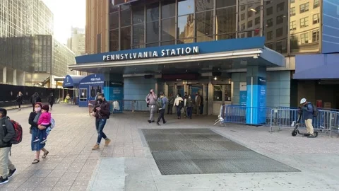 People return to work in New York City during Covid-19 Omicron pandemic Stock Footage 164667493