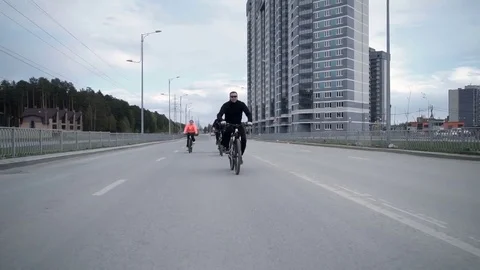 People ride bicycles 库存影片 76806325