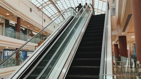 People Riding Escalator Inside Modern Shopping Mall in Jaipur, India Vídeos de archivo 338224221