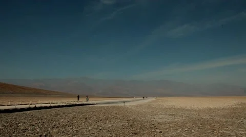 People on the road in the valley Vidéo 43166408