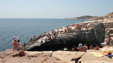 People on the rocks at seashore Vídeos de archivo 30667677