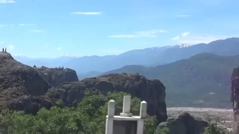 People on the rocks. View from the bus Vídeos de archivo 143067177