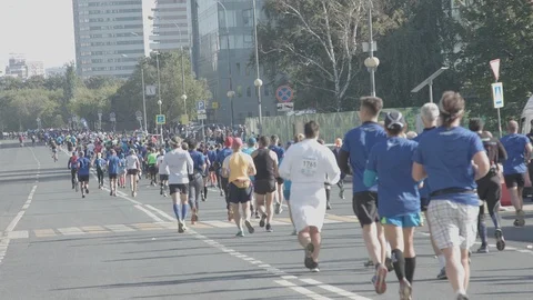 People run behind in slow motion Video stock 100797728