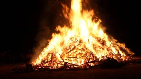 People run by huge fire Stock Footage 122307718