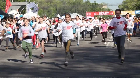 People run a marathon Video stock 63118235