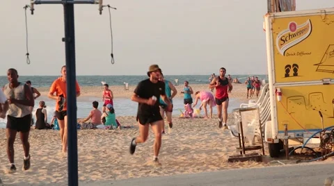 People running on the Beach Vídeos de archivo 51730963