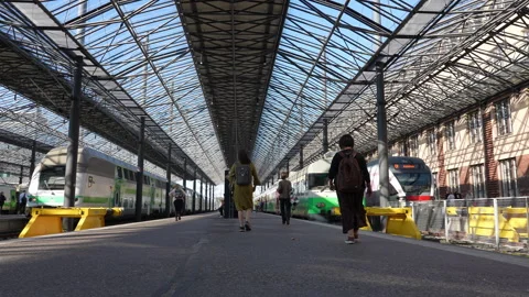 People running to catch a train at Helsinki Central Railway Station (Finland) Vídeos de archivo 329510029