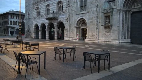 People running in front of the Cathedral of Como, morning time Video stock 145250239