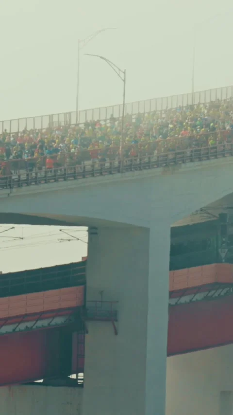 People running half marathon on the bridge in a thick white fog - an electric Stock Footage 328281888