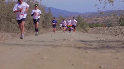 People running in a marathon on the desert Видео 75167264