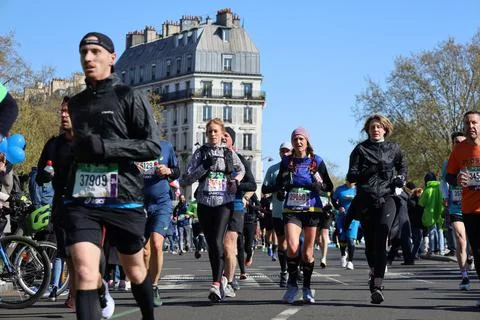 People running the Paris marathon Stock Photos