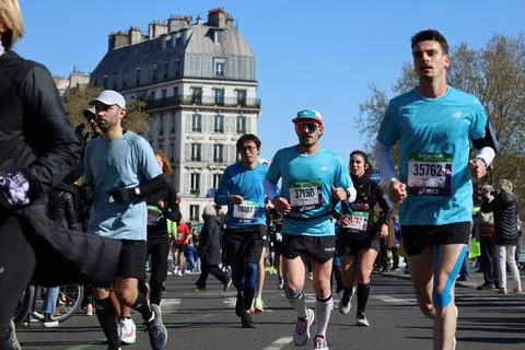 People running the Paris marathon 스톡 사진