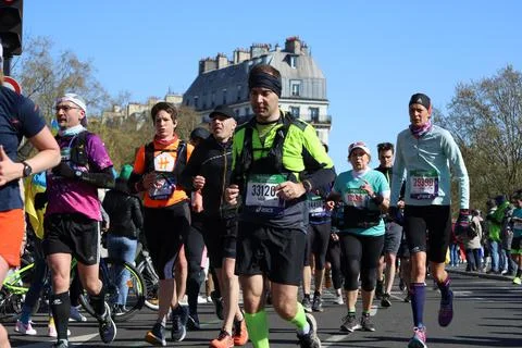 People running the Paris marathon 스톡 사진