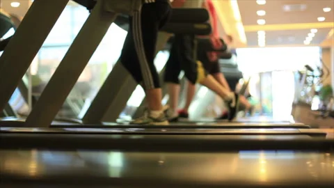 People running on treadmill 動画素材 130350160