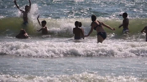 People on Sea Waves Vidéo 79535274