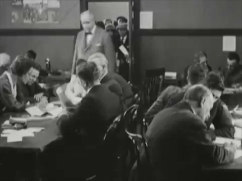 People seated around two tables, Jimmy enters and receives advice - 1917-18 Vídeos de archivo 99054045