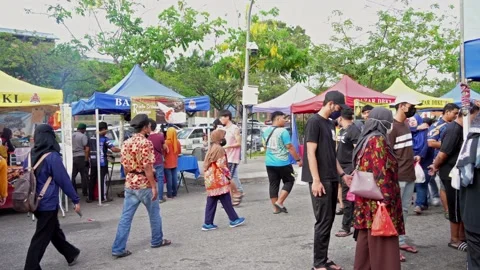 People seen exploring and buying foods around the Ramadan Bazaar. Stockbeeldmateriaal 237992650