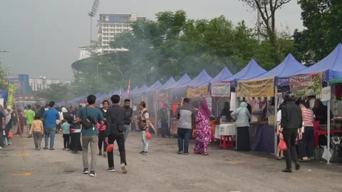 People seen exploring and buying foods around the Ramadan Bazaar. 動画素材 270155844