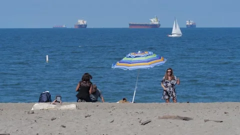 People setting up at the beach. Видео 158291276